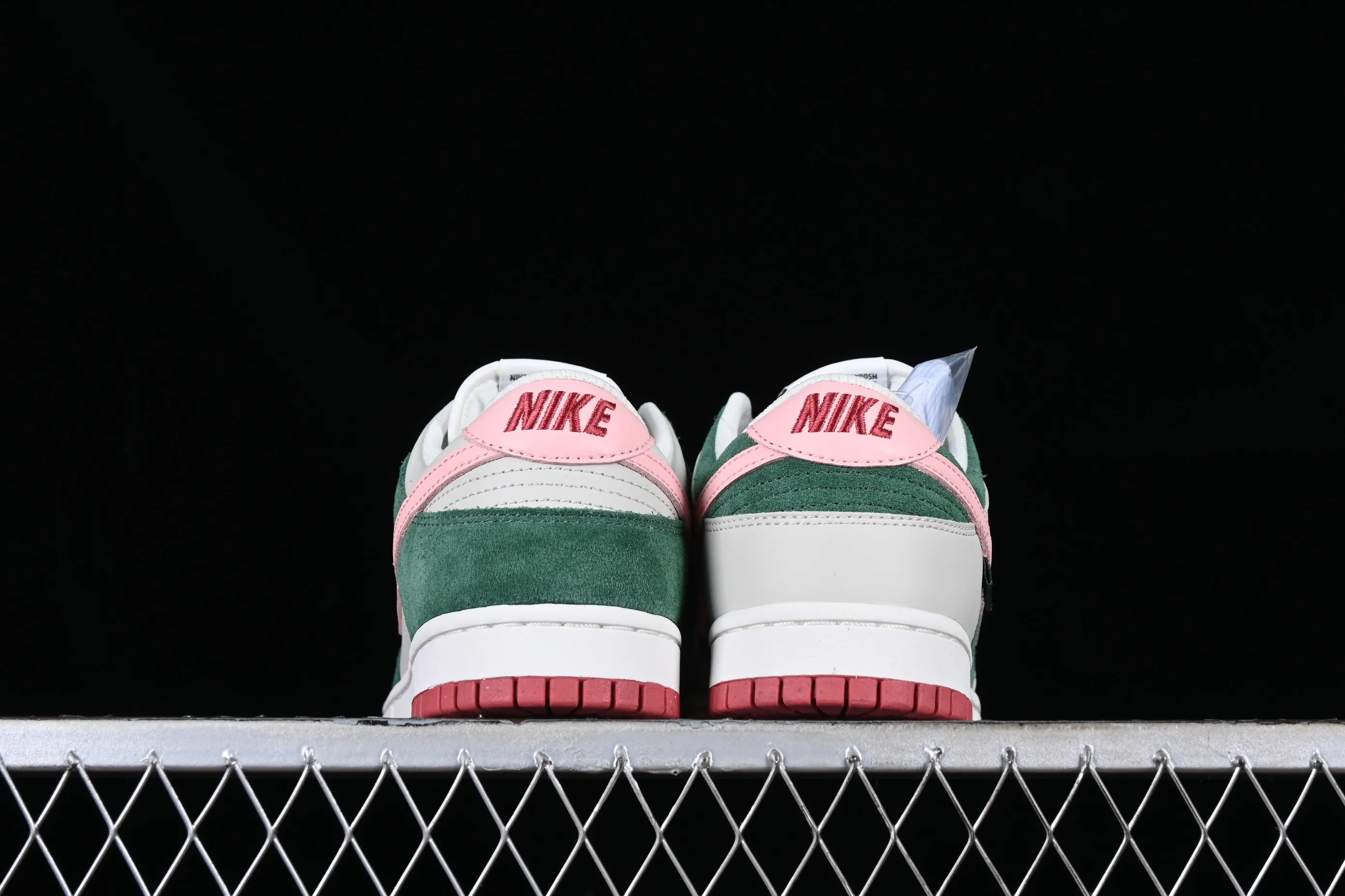 All Categories Nk SB Dunk Series Nk SB Dunk Low Low-top sneakers Nk Dunk Low "All Petals United" Sonorous Rose SB low-top casual sneakers FN8923-061